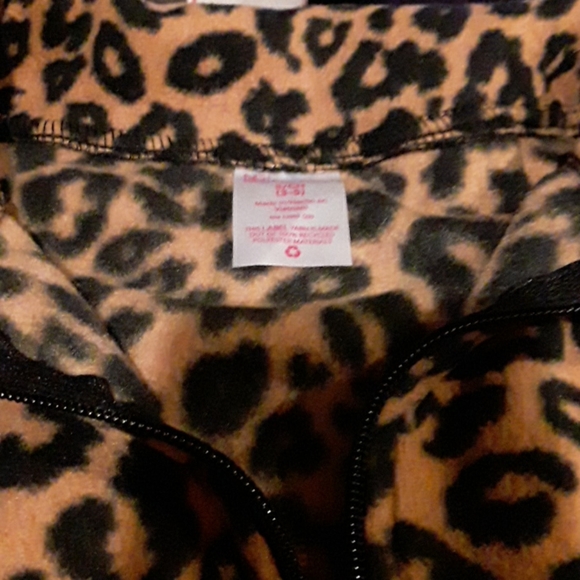 NWT-- POLAR FLEECE , ANIMAL PRINT.  ( SIZE  SMALL - Picture 2 of 6